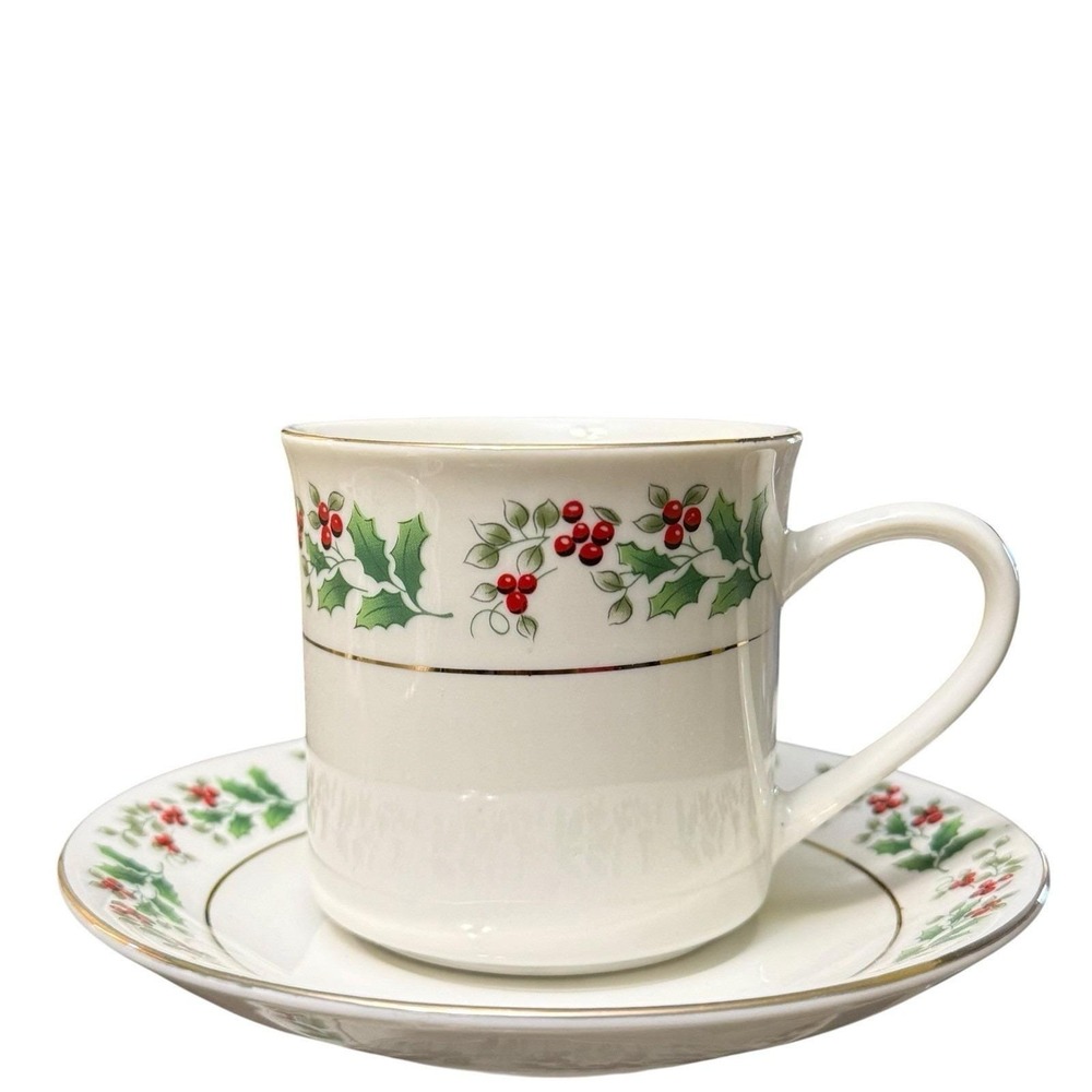 Gibson Holly Berries Christmas Cups & Saucers Set of 4 Holiday China‎ Gold Trim